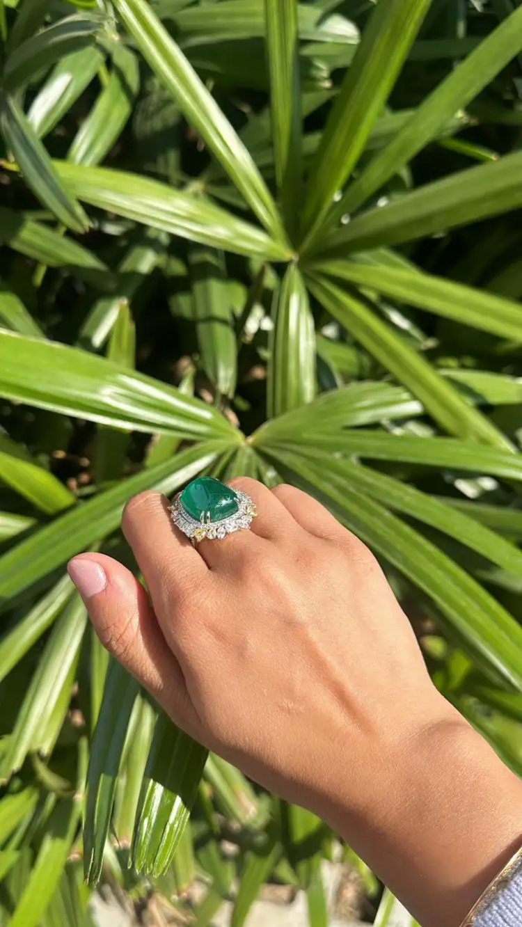 Natural 23.70 Ct. Sugarloaf Zambian Emerald Wedding Ring - 18k Gold Diamond Cocktail Ring