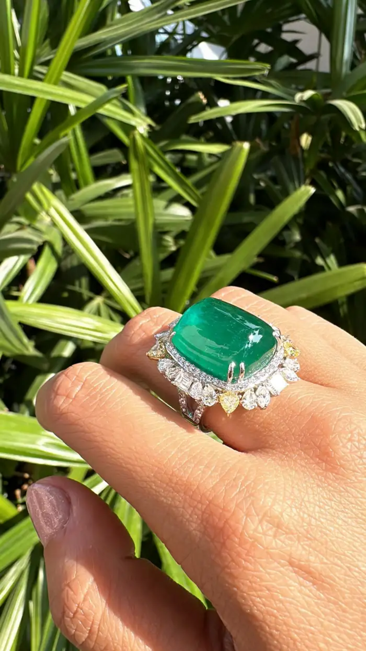 Natural 23.70 Ct. Sugarloaf Zambian Emerald Wedding Ring - 18k Gold Diamond Cocktail Ring