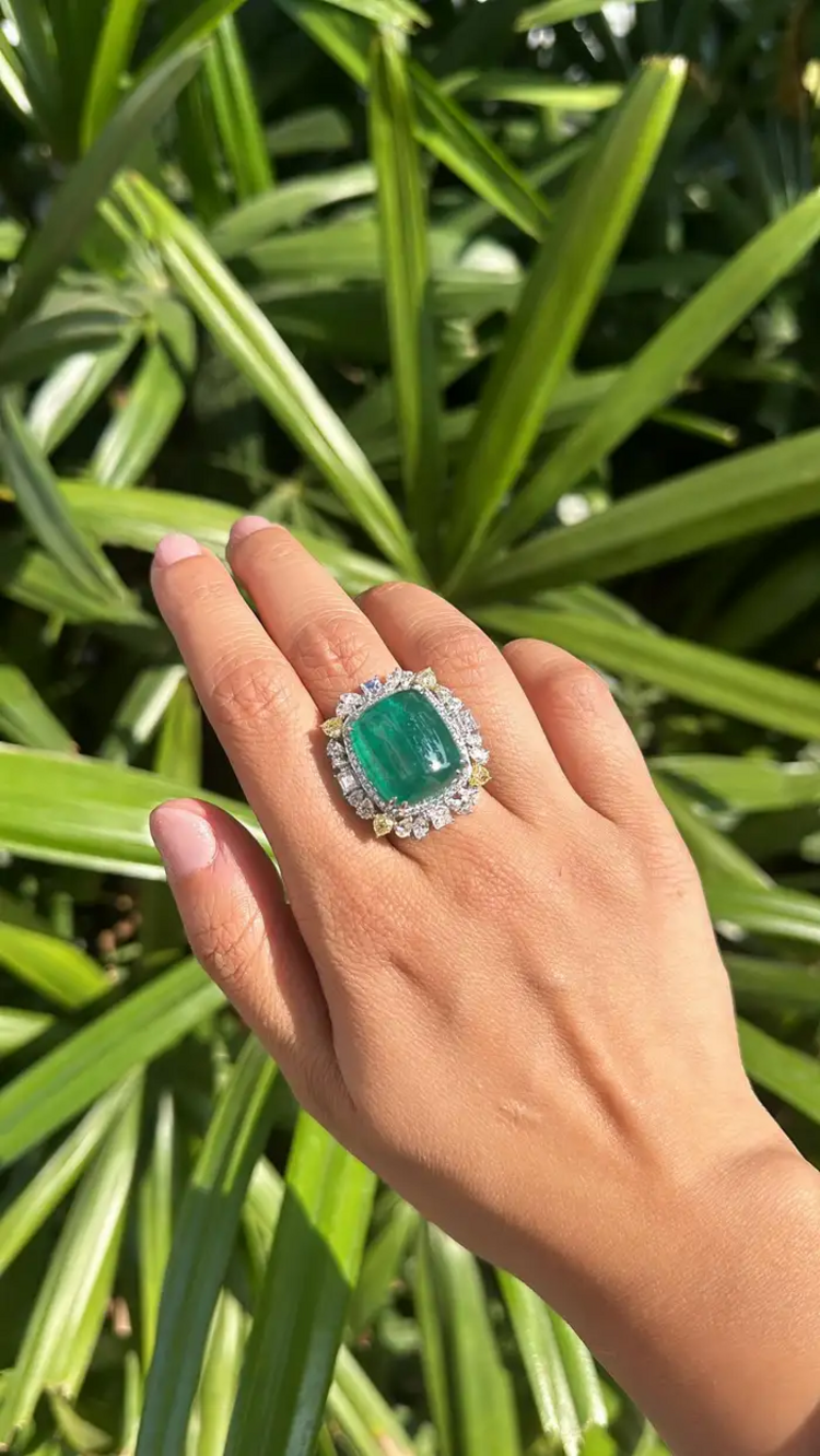 Natural 23.70 Ct. Sugarloaf Zambian Emerald Wedding Ring - 18k Gold Diamond Cocktail Ring