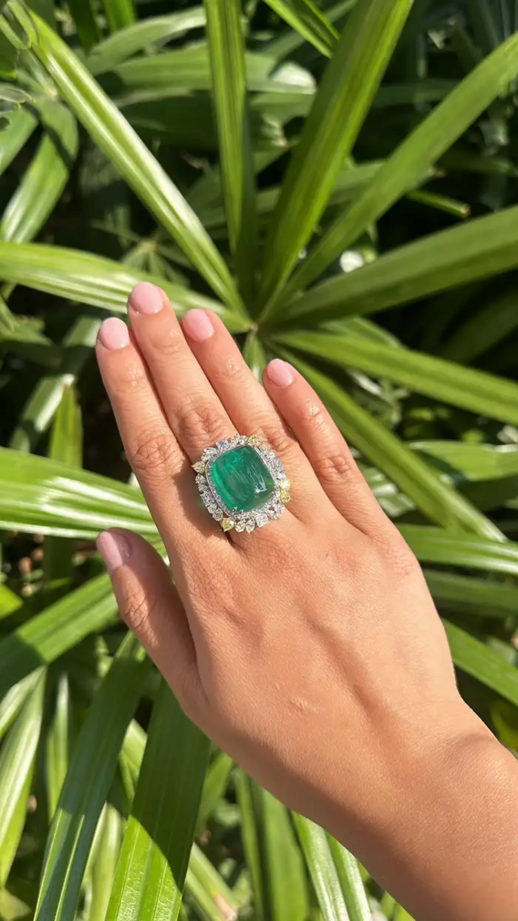 Natural 23.70 Ct. Sugarloaf Zambian Emerald Wedding Ring - 18k Gold Diamond Cocktail Ring