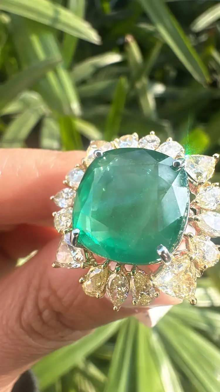 18K Gold, 12.60 carats, Zambian Emerald & Yellow Diamonds Cocktail Ring