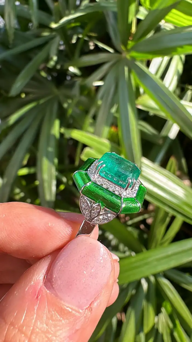 18k White Gold, 3.47 carats Emerald, Green Enamel & Diamonds Engagement Ring