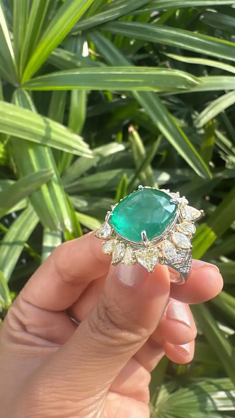 18K Gold, 12.60 carats, Zambian Emerald & Yellow Diamonds Cocktail Ring