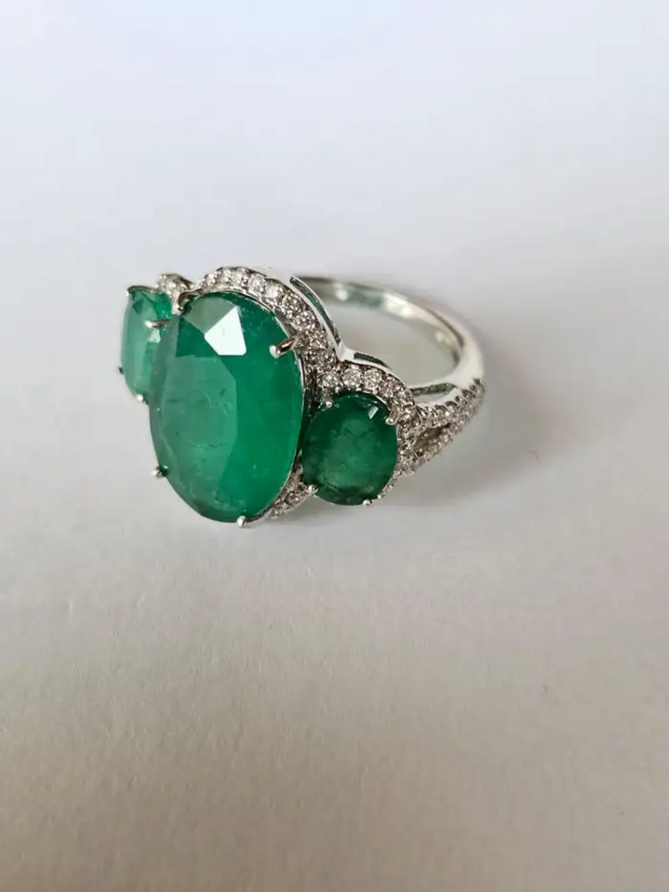 18k White Gold Handmade Ring - Natural Zambian Emerald & Diamond Wedding Ring
