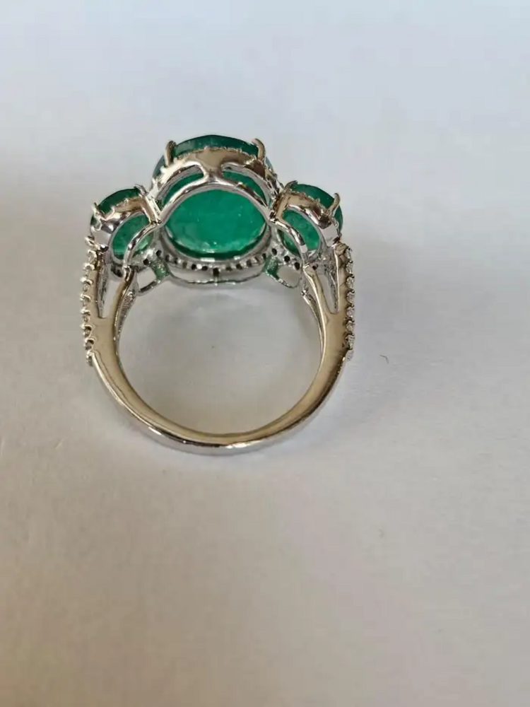 18k White Gold Handmade Ring - Natural Zambian Emerald & Diamond Wedding Ring