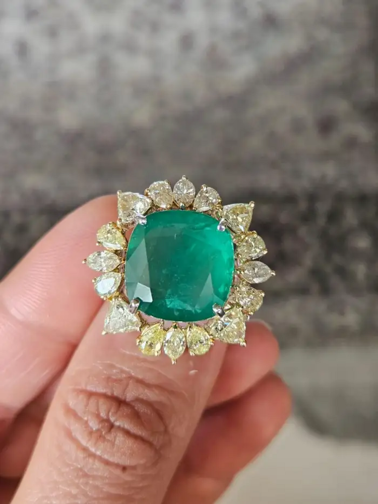 18K Gold, 12.60 carats, Zambian Emerald & Yellow Diamonds Cocktail Ring
