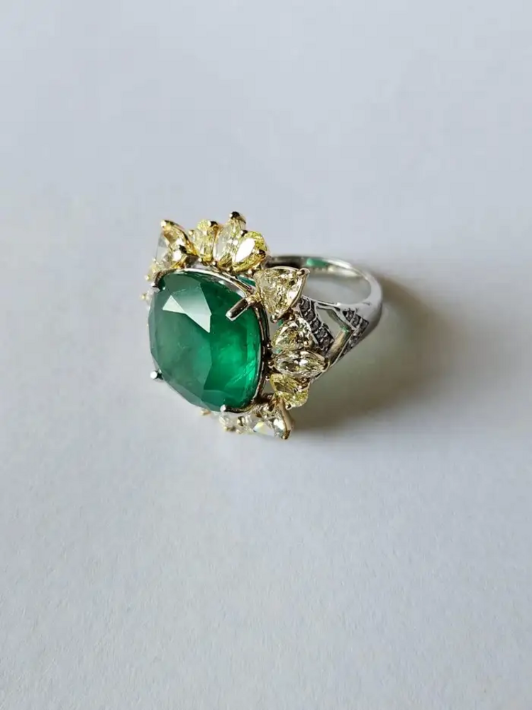 18K Gold, 12.60 carats, Zambian Emerald & Yellow Diamonds Cocktail Ring